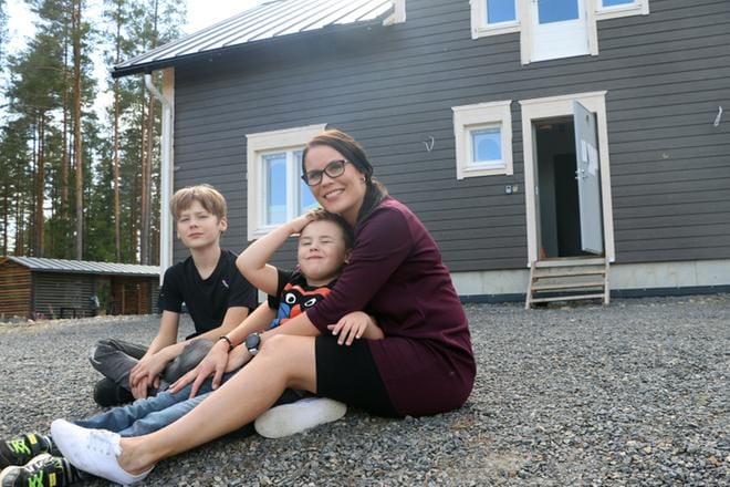 Janika Harju muuttaa pian poikiensa Jimin ja Juliuksen kanssa pian uuteen kotiin. Sitä ennen paikalleen asennetaan vielä muun muassa violetti ulko-ovi. KUVA: SAILA COLLANDER