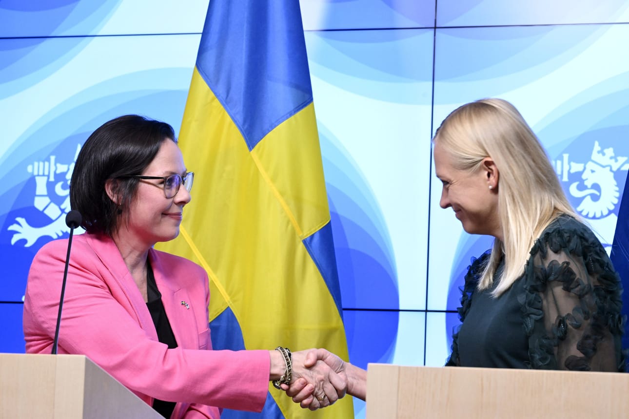 Ruotsin ulkoministeri Maria Malmer Stenergard ja ulkoministeri Elina Valtonen lehdistötilaisuudessa Helsingissä perjantaina. LEHTIKUVA / HEIKKI SAUKKOMAA