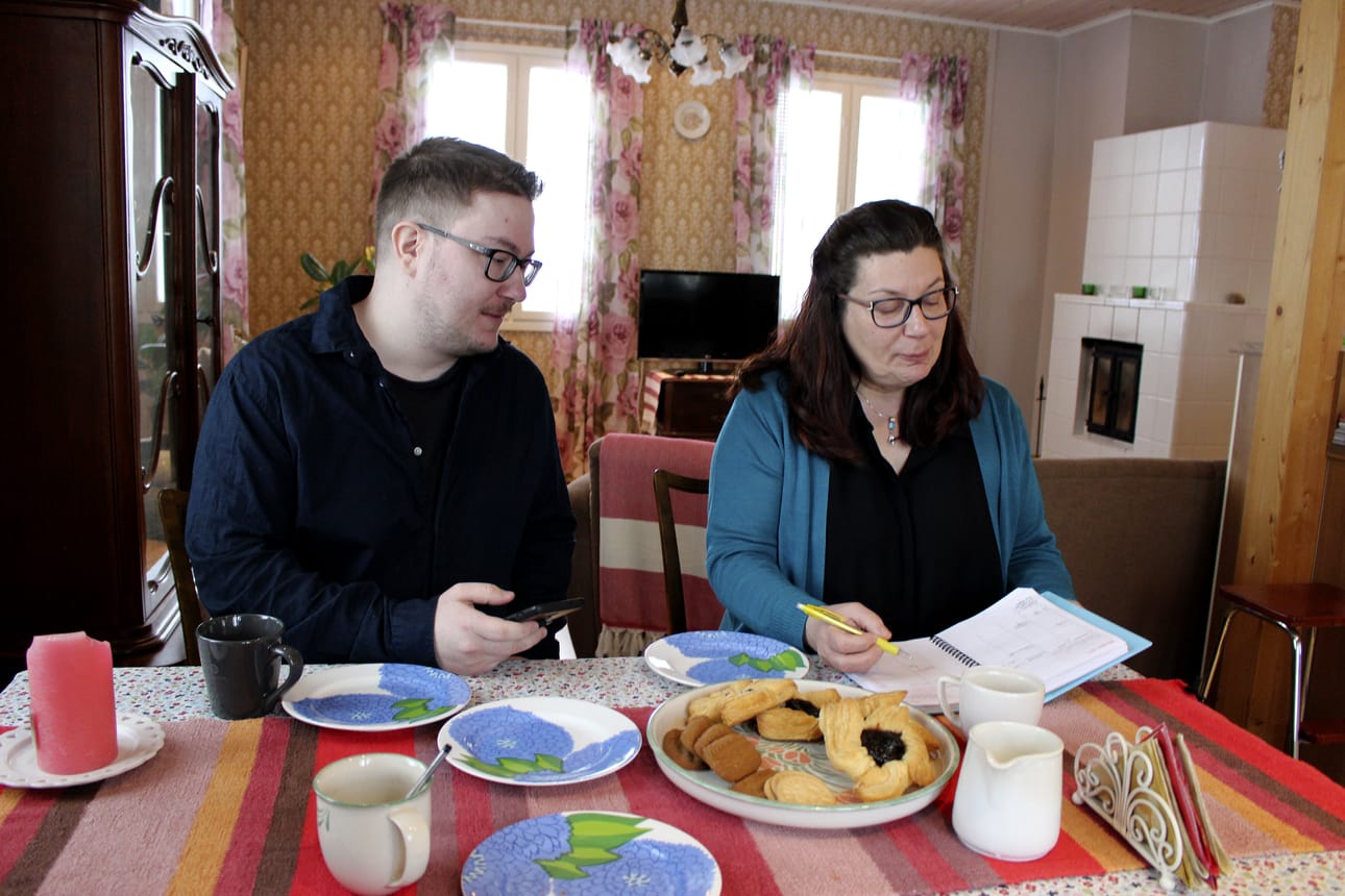 Juho Härmän ja Päivi Pekkalan palaveri pidetään usein tutussa keittiössä. Lakeuden tili- ja toimistopalvelu Ky:n tilat sijaitsevat Juho Härmän lapsuuskodin yläkerrassa. Entinen makuuhuone on nyt omistajayrittäjän työhuone.