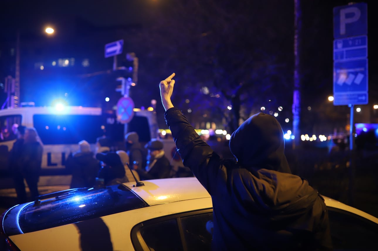 Poliisi pyrki eristämään "vastakkaiset mielenosoittajien ryhmät" toisistaan. Helsinki ilman natseja -mielenosoittajat ja 612-marssin osallistujat huutelivat toisilleen solvauksia.