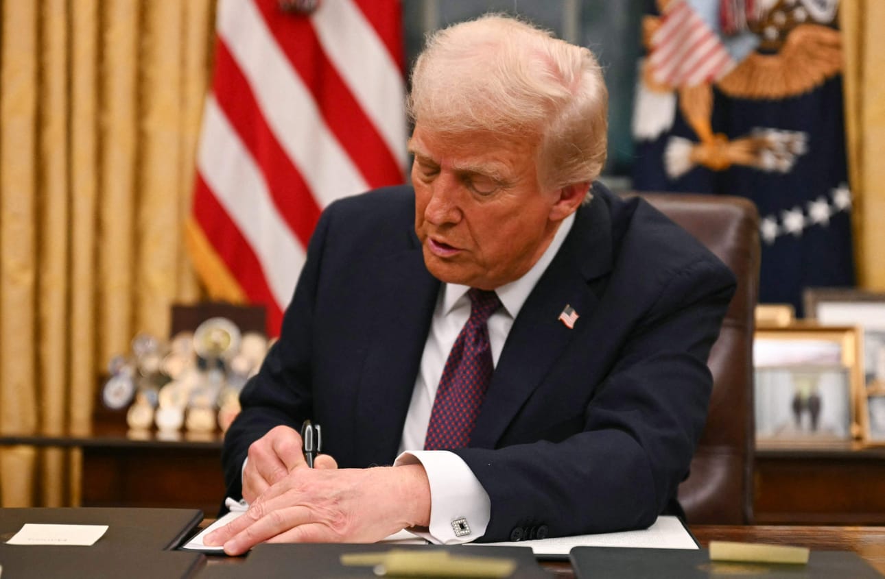 Donald Trump allekirjoitti maanantaina presidentin asetuksen, joka koskee laittomasti maassa oleville syntyvien lasten kansalaisuusoikeuden kumoamista. LEHTIKUVA/AFP