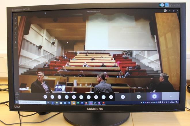 Ähtärin kaupunginvaltuusto piti maanantai-iltaisen kokouksensa Pirkanlinnan auditoriossa. Osa valtuutetuista oli läsnä, ja osa valtuutetuista taas osallistui kokoukseen Teams-sovelluksen kautta. Etualalla kaupunginvaltuuston puheenjohtaja Heimo Pirttimäki (vasemmalla), kaupunginhallituksen puheenjohtaja Risto Harju ja hallintojohtaja Seppo Karjala. KUVA: REIJO HEIKKILÄ