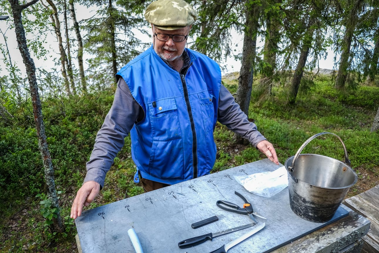 Markku Myllylältä on ilmestynyt jo 21 kirjaa. Kuvassa Myllylä on kalanperkuupaikalla mökillään Rukajärven rannalla heinäkuussa 2021.