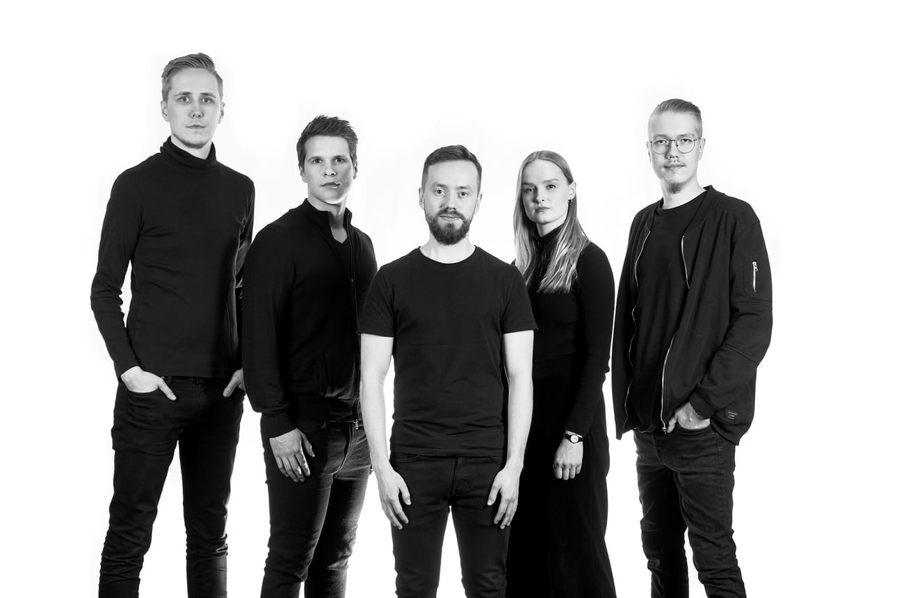 Oululainen Valkea julkaisi perjantaina uutta musiikkia. Kuvassa Olli Anttila, Jukka Launonen, Tatu Palo, Laura Hiltunen ja Miika Mäkäräinen.