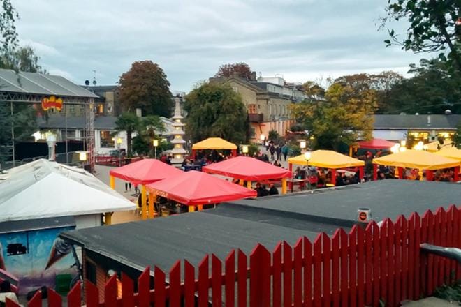 Christianiassa järjestetään konsertteja ja siellä on paljon ravintoloita. Kuva on otettu viime vuoden lokakuussa noin kuukausi sen jälkeen, kun asukkaat hajottivat pysyvät huumekojut. Kuva: Henripekka Kallio