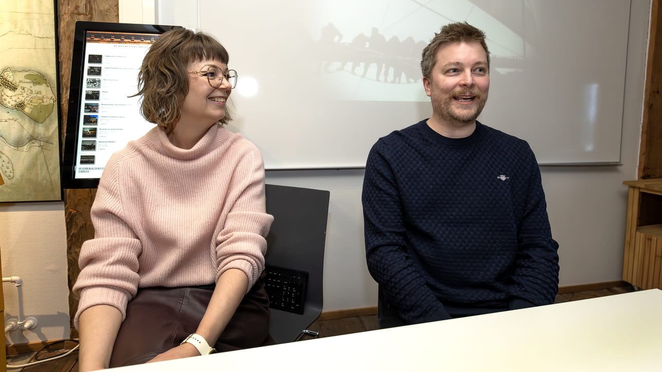– Tarjous museon omasta teemabiisistä tuli niin yllättäen, että emme ole vielä ehtineet miettiä mihin kaikkeen sitä tulemme käyttämään, mutta siitä on moneksi, sanoo kokoelma-amanuenssi Miska Eilola. Jaakko Mylly on aiemmin säveltänyt musiikkiopiston lopputyöksi kaksi kappaletta ja pöytälaatikossa on kymmenkunta omaa sävellystä.
