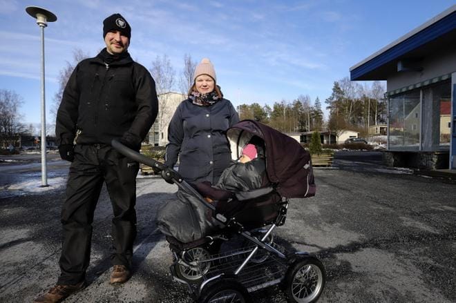 Vesa Toppinen ja Nina Eteläkari muuttivat Seinäjoelta Nurmoon. He ovat ratkaisuunsa tyytyväisiä. Nurmossa on rauhallista elää. Tärkeimmät palvelut ovat lähellä. KUVA: JARI E. HAKALA
