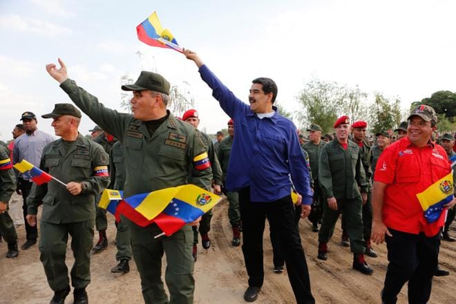 Venezuelan presidentti Nicolás Maduro (keskellä oikealla) ja puolustusministeri Vladimir Padrino (vasemmalla) osallistuivat perjantaina armeijan tilaisuuteen Araguassa, kun hallituksen ja opposition edustajat tapasivat välittäjiä Norjassa. KUVA: MIRAFLORES PRESS / HANDOUT