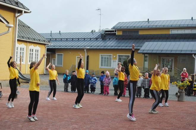 Tuurin koulun Lucky Stars-tanssiryhmä esiintyy. KUVAT: EEVA-LIISA KULJU