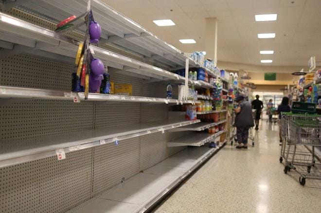 Vesi ja ruoka ovat loppu monesta ruokakaupasta Floridassa. Ihmiset valmistautuvat pakenemalla tai linnoittautumalla myrskysuojattuihin koteihinsa. Hurrikaani Irman ennakoidaan iskevän Floridaan viikonloppuna. Kuva: Joe Raedle