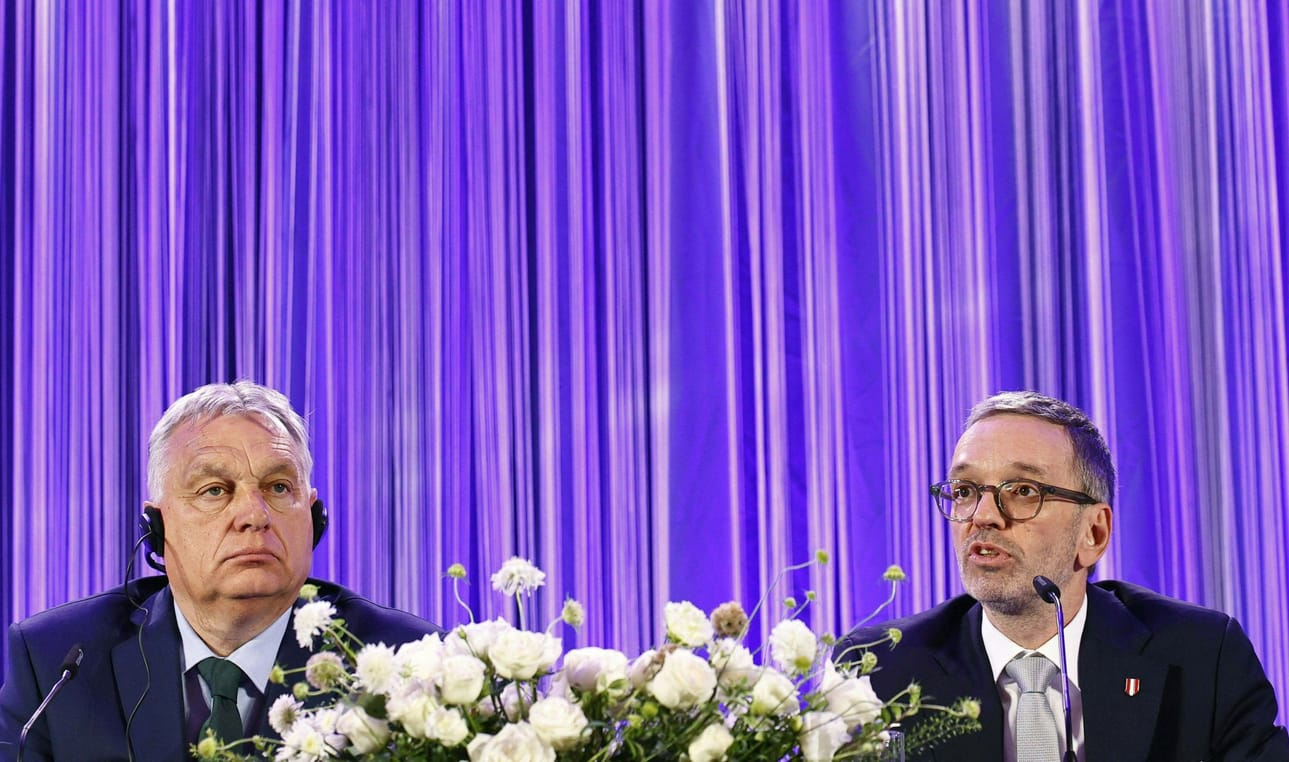 Unkarin pääministeri Viktor Orban ja Itävallan Vapauspuolue FPÖ:n puheenjohtaja Herbert Kickl yhteisessä tiedotustilaisuudessa sunnuntaina. LEHTIKUVA/AFP