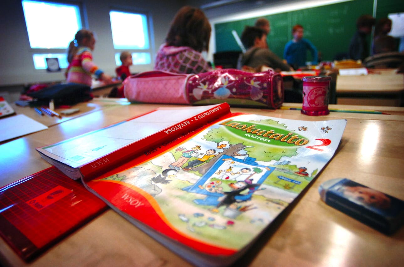 Järviseudun ala- ja yläkouluissa käytetään enimmäkseen perinteisiä oppikirjoja. Kuntakohtaiset oppimateriaaliin käytetyt euromäärät vaihtelevat Järviseudullakin. Kuvituskuva.
