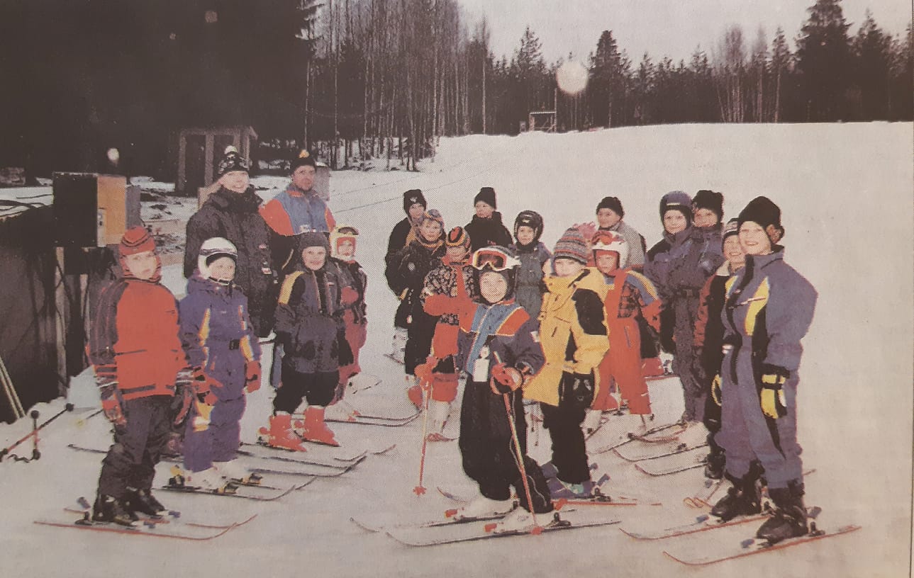 Nuoret alppinistit alkuverryttelyssä Virve Mäkelän ja Antti Piipposen johdolla ennen mäkeen menoa.