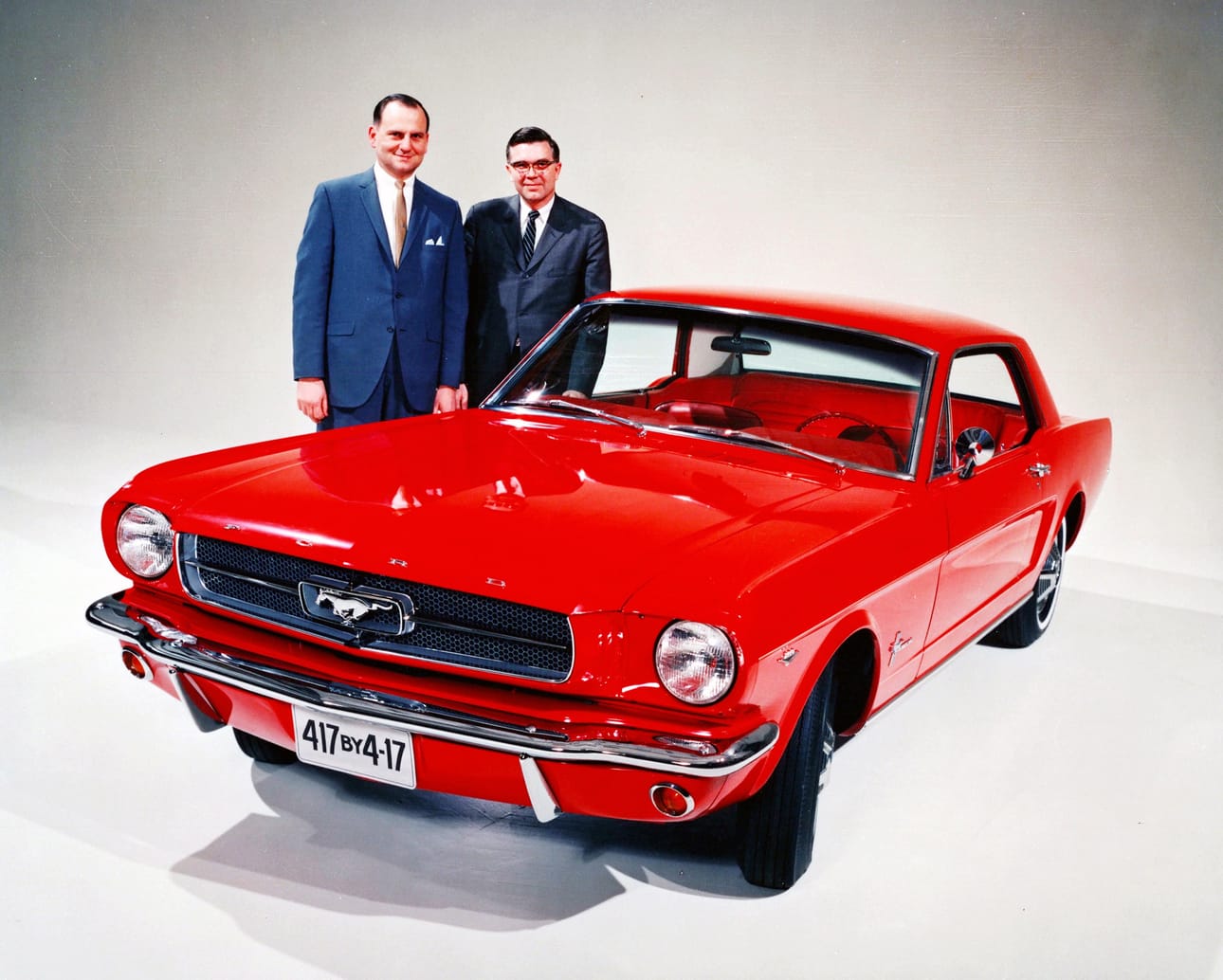 Fordin silloinen toimitusjohtaja Lee Iacocca (vas.) ja Ford Mustangin kehityksestä ja muotoilusta vastaava Don Frey poseeraavat 1960-luvun Ford Mustangin vieressä. Iacoccaa pidetään miehenä, joka toi Mustangin maailmalle.