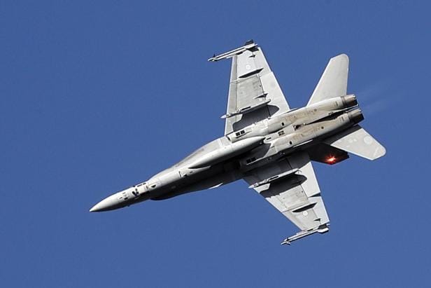 Ilmavoimien F/A-18 Hornet -monitoimihävittäjä kunnioittaa ylilennollaan Kauhavan opistoupseerikerhon 100-vuotisjuhlaa elokuussa. ARKISTOKUVA: JOUKO HÄNNINEN