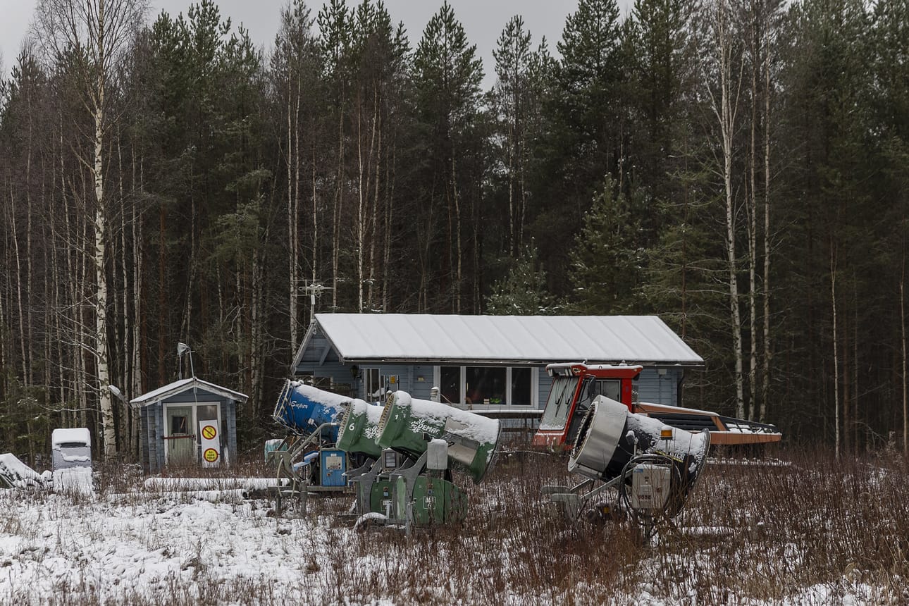 Lumitykit odottavat käskyä tehdä lunta rinteeseen.