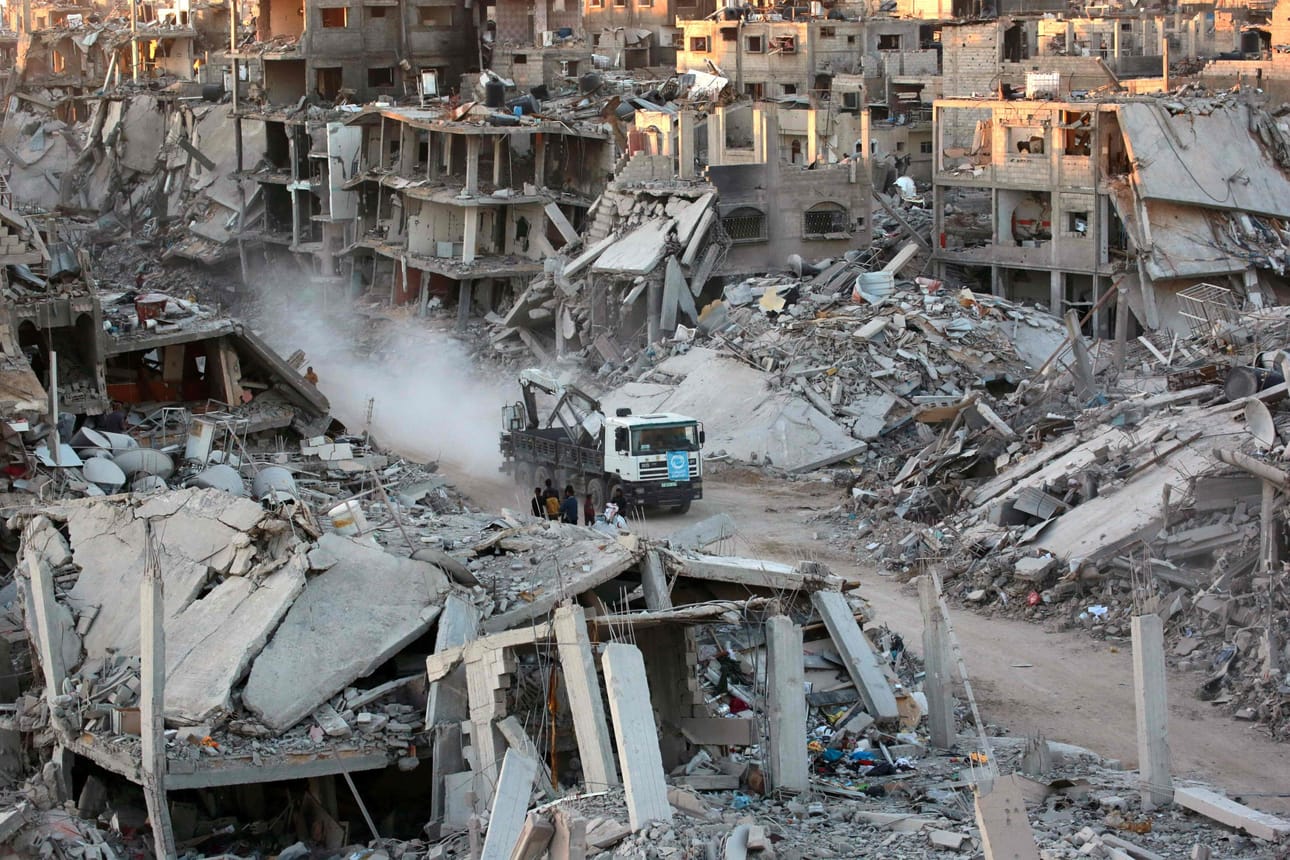 Rekka ajoi tuhoutuneiden rakennusten välistä Gazan kaistan eteläosassa sijaitsevassa Rafahin kaupungissa maanantaina. LEHTIKUVA / AFP