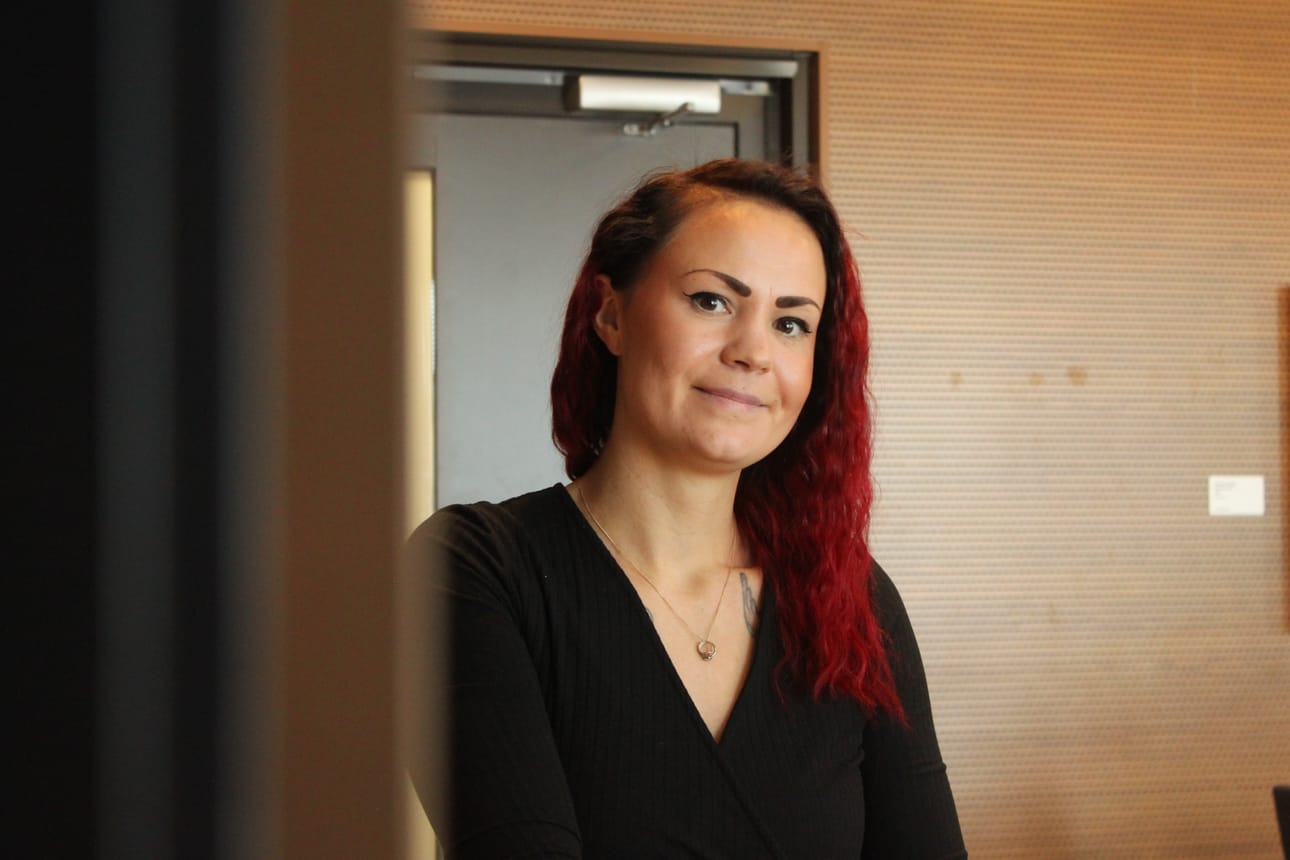 Meri Ala-Huikku kehottaa ihmisiä puuttumaan tilanteisiin, joissa he epäilevät lähisuhdeväkivaltaa. Nyt kynnys on monelle liian korkea.