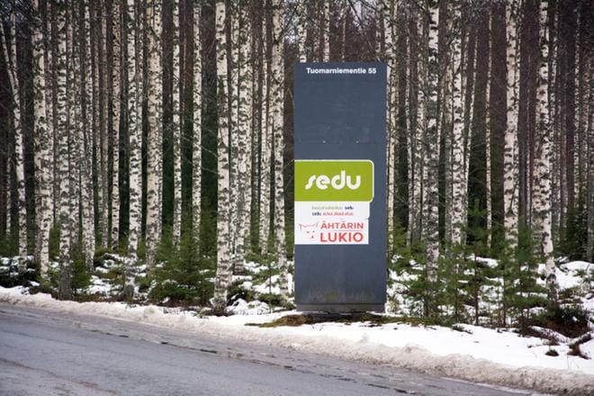 Väistötila-ajan alkuvaiheessa täydennetty kyltti on yhä pätevä: Ähtärin lukio saa uudet pysyvät tilat Tuomarniemelle, osana kaupungin ja koulutuskeskus Sedun kampushanketta. ARKISTOKUVA: KAROLIINA SYRJÄ