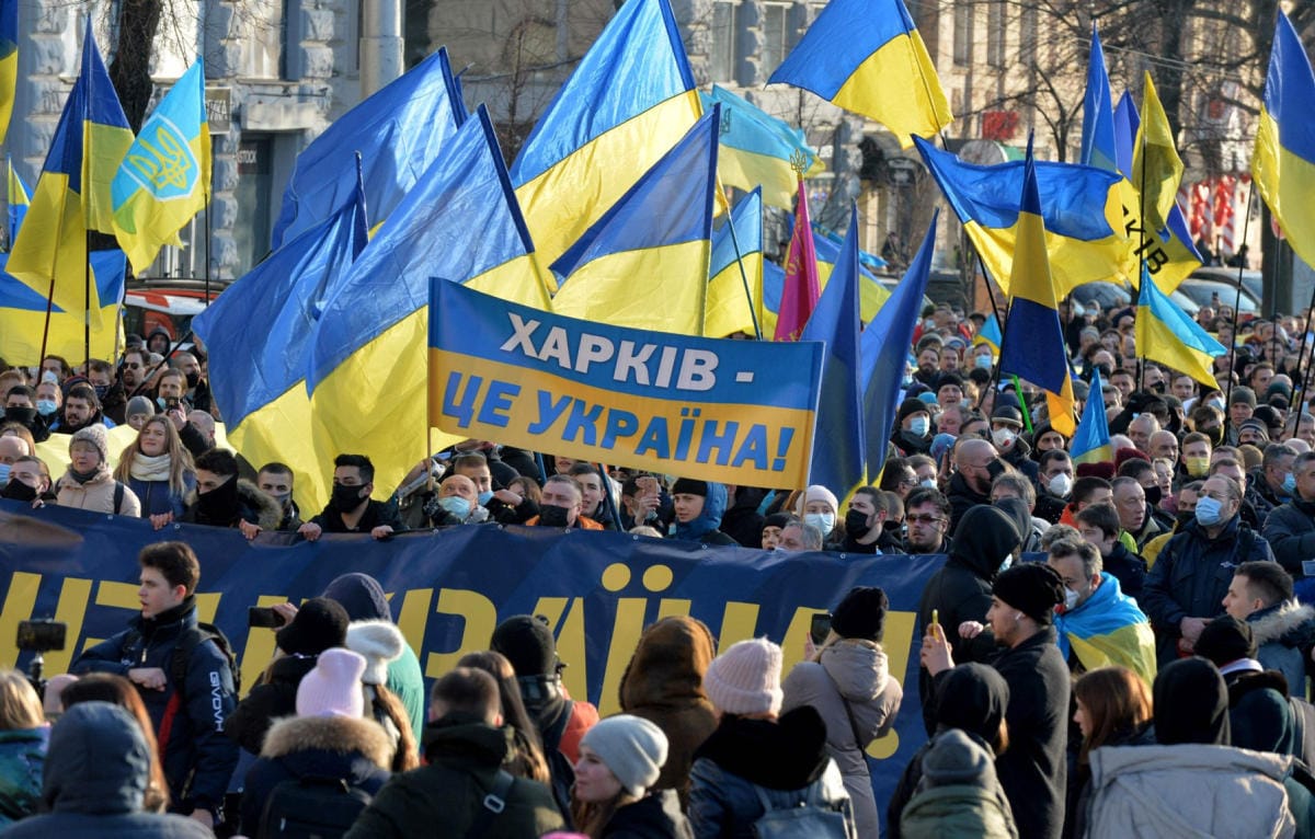 Lauantaina mielenosoittajat marssivat suuren julisteen takana, jossa sanottiin "Harkova on Ukrainaa". Lehtikuva/AFP
