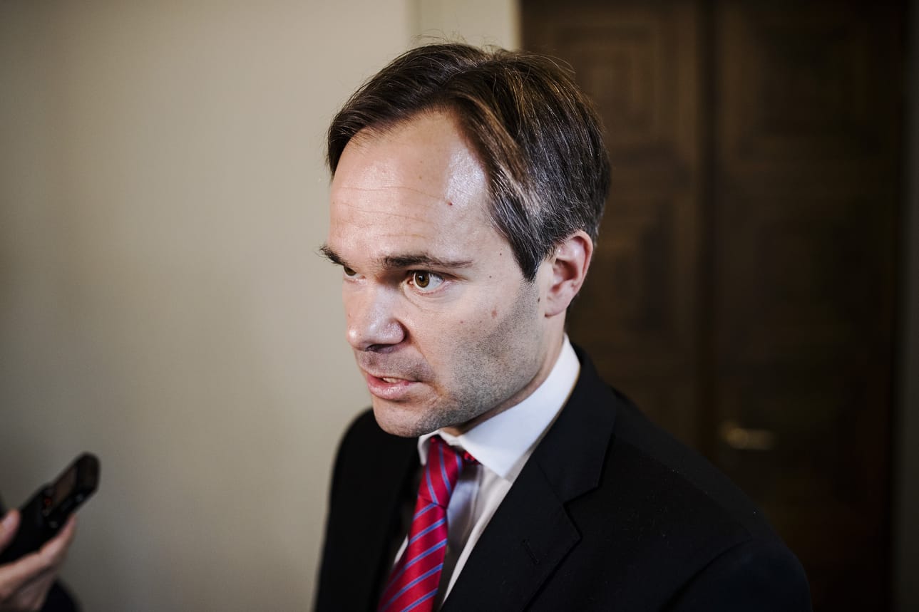 Sisäministeri Kai Mykkänen (kok.) sanoo toivovansa, ettei pakkopalautuksiin puuttuminen yleisty.