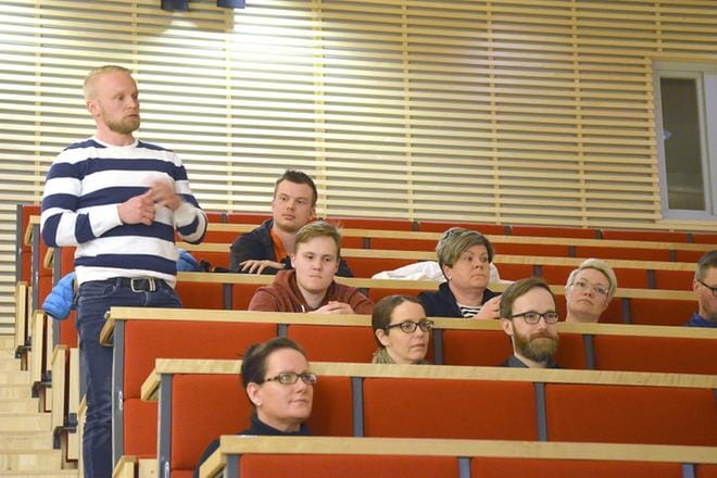 Moni opettaja halusi kuulla, mitä kouluverkkoselvitys toi ilmi. Kuntalaistilaisuuksista ensimmäinen pidettiin maanantaina Jurvan Sellassa. KUVA: JAANA ALA-LAHTI