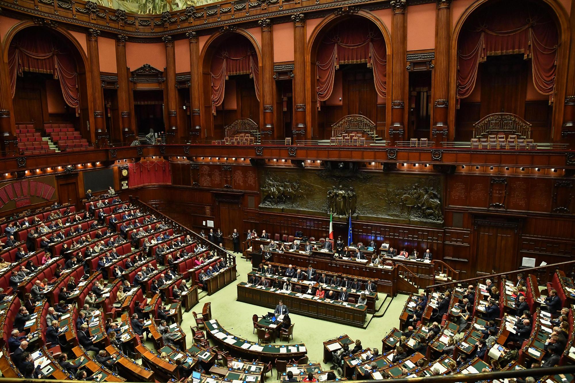Näkökulma: Perustuslakiuudistus vaikeuttaa pienten puolueiden ehdokkaiden läpipääsyä ja kaventaa siten Italian demokratiaa