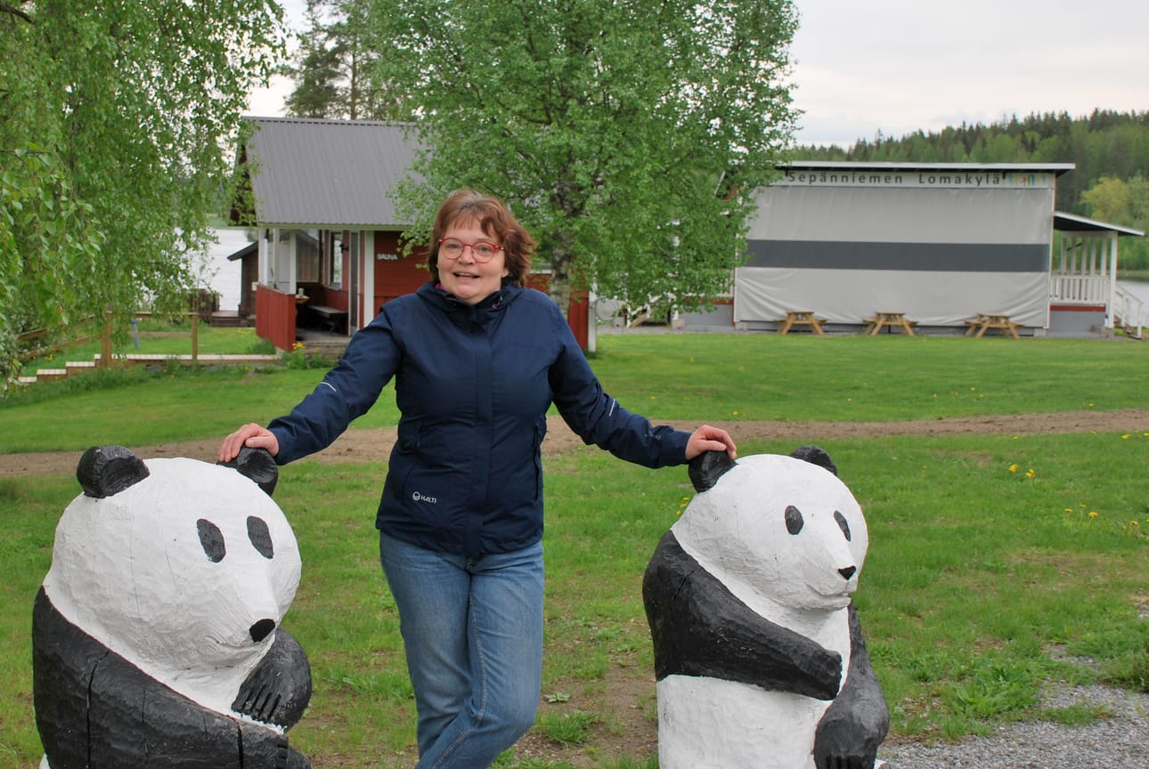 Yrittäjä Marja-Liisa "Lissu" Pienimäki on luotsannut Sepänniemeä 29 vuotta. Taustalla näkyy lomakylän suurimpiin satsauksiin lukeutuva esiintymislava.