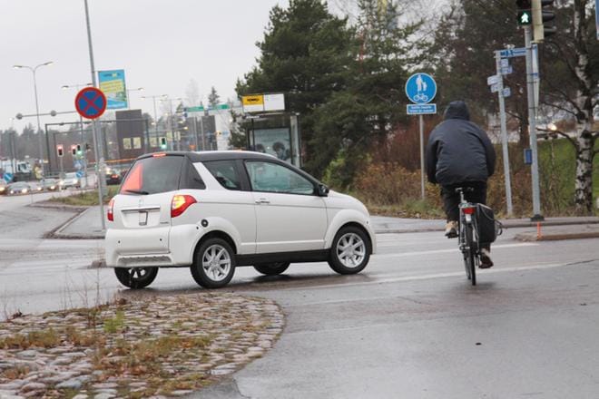 Lasikuidusta ja alumiinista valmistettu mopoauto on kevyt eikä tarjoa vahvaa kolarisuojaa. Toisaalta mopoauto pysähtyy nopeasti eikä sen massa ole henkilöauton veroinen uhka jalankulkijoille tai pyöräilijöille. KUVA: Kaisa Tanskanen