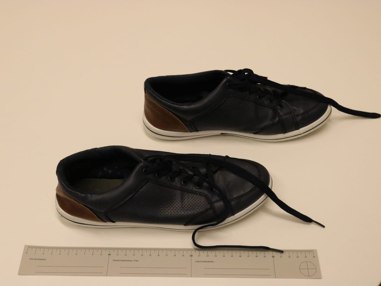 Vainajan jalassa olleet kengät.