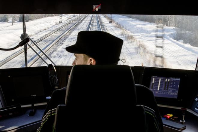 Tässä rata on tasainen, mutta veturinkuljettaja Joni Liimatainen tietää joidenkin osuuksien olevan mäkisiä ja siksi hankalia varsinkin raskaille tavarajunille.