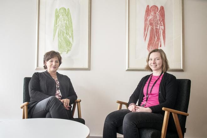 Rahaston sihteeri Sari Nieminen (vasemmalla) ja avustusvalmistelija Leena Nygård näkevät työssään ihmisten hädän. He työskentelevät Kirkkohallituksessa Helsingissä. KUVA: Kimmo Penttinen
