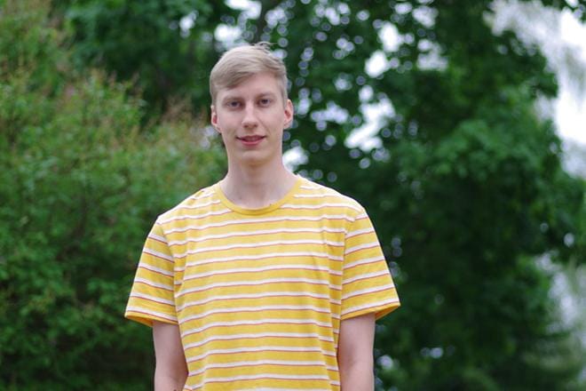 Alajärveläinen 19-vuotias Joakim Jokiniemi toimii tänä kesänä kirkko-oppaana Alajärven kirkossa. KUVAT: TEEMU NIEMELÄ
