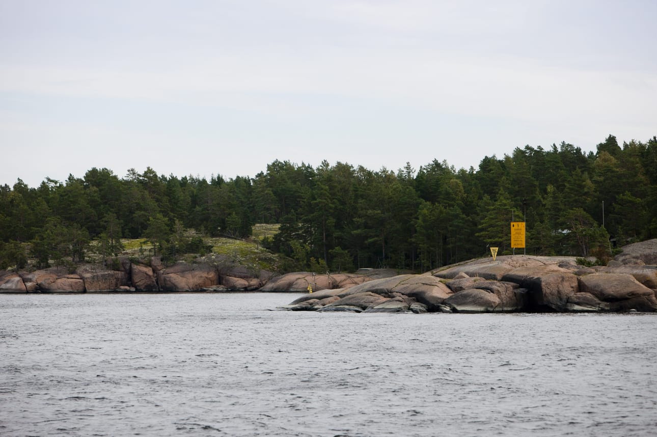 Puolustusvoimat rajoitti varotoimenpiteenä ilmailua ja merenkulkua itäisellä Suomenlahdella.