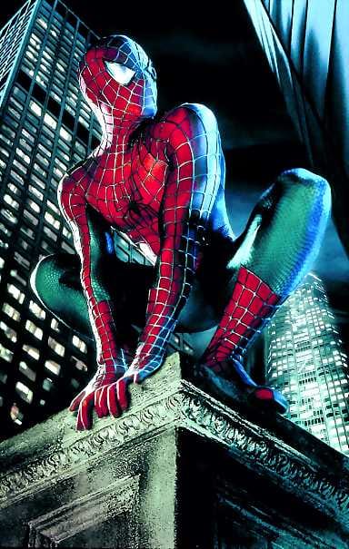 Tuplarooli. Tobey Maguire on orpo opiskelijapoika Peter Parker , joka saa yli-inhimilliset kyvyt.