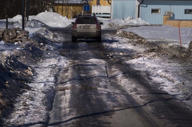 Rihvelikadulla Vaasan Metsäkalliossa urat tuottavat vaikeuksia autoilijoille. KUVA: MINNA ANTILA