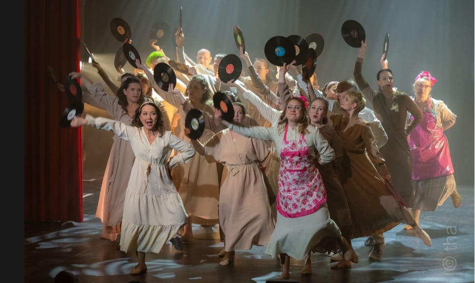 Iso Ilo tuo nimensä mukaisesti iloa vapun aikaan näyttävillä kuoroesityksillään.