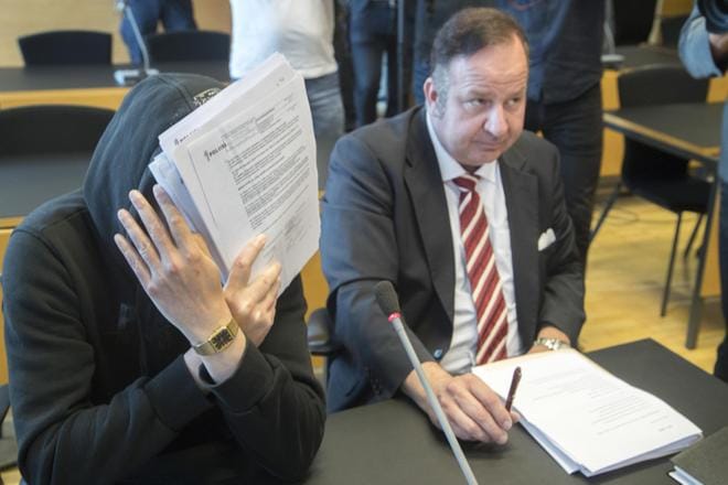 Michael Penttilä (vas.) tuomittiin keskiviikkona 11. heinäkuuta elinkautiseen vankeuteen 52-vuotiaan naisen murhasta. Tiistaina häntä avusti oikeudessa asianajaja Kari Eriksson (oik.) KUVA: Mauri Ratilainen