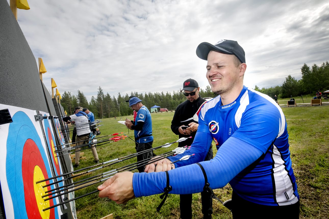 Antti Vikström (edessä)