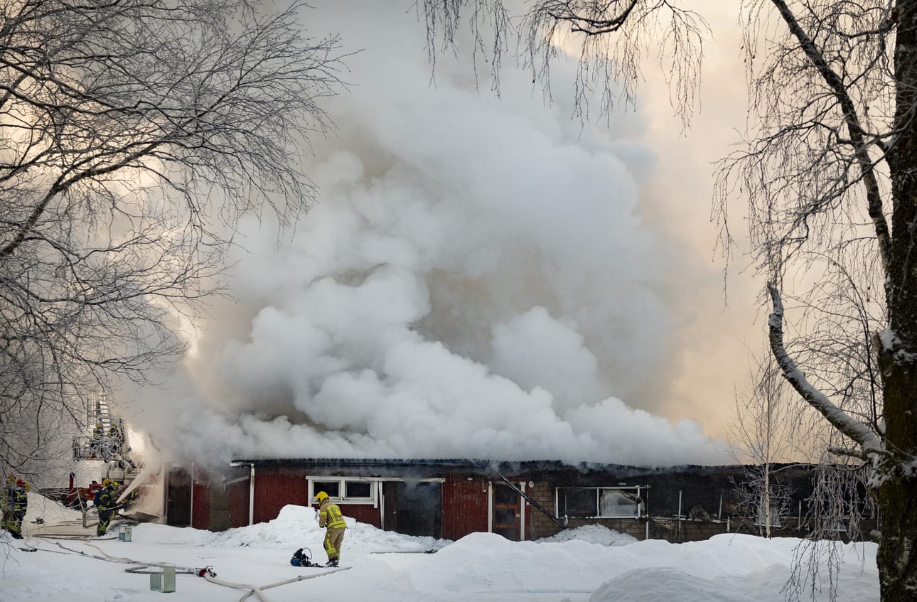 Palomestarin mukaan ohikulkija oli havainnut palon ja siinä vaiheessa liekit olivat jo näkyneet viereiselle tielle.