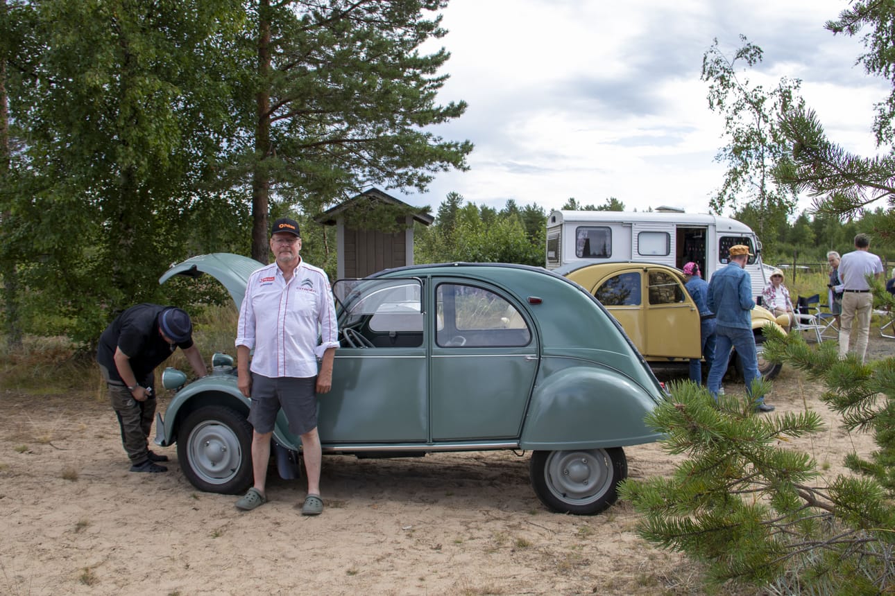 Rättisitikka ei ole mikään perinteinen auto, sanoo Oulun jaoksen puheenjohtaja Jari Tolonen. Taustalla Matti Mikkonen, joka kurkkaa auton konepellin alle. Kyseisessä kulkuneuvolla on aikoinaan ajettu maitoa Hailuotoon.