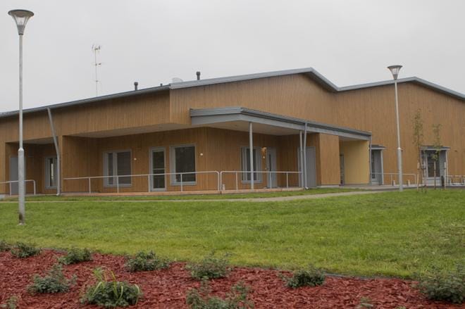 Alajärven kehitysvammaisten asumisyksiköiden ateriamaksut ovat olleet esillä päätöksenteossa toukokuusta lähtien. Kuvassa on yksiköistä uusin eli Rantakoti Alajärven rannalla. Arkistokuva: Taru Rokka