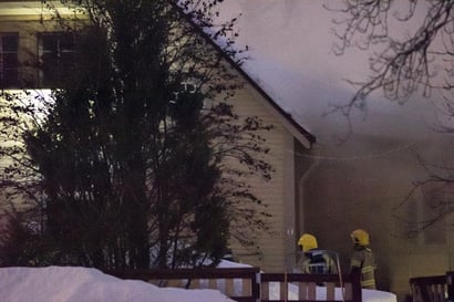 Tulipalo vaurioitti satavuotiasta omakotitaloa Oulun Kastellissa – sisällä ollutta koiraa ei saatu pelastettua