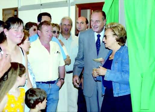Voittajat. Ranskan presidentti Jacques Chirac äänesti vaimonsa Bernadetten kanssa Sarranissa Etelä-Ranskassa. Chiracin johtama keskusta-oikeisto ylsi parlamenttivaaleissa murskavoittoon.