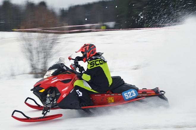 Kortesjärvellä ajaa kilpaa muun muassa kortesjärveläinen Marko Tuhkasaari. Hän sijoittui viime vuonna viidenneksi EM-Giantin M40-sarjassa Kemijärvellä. Kelkka on vaihtunut Ski-doohon. KUVA: JUHA PERKKALAINEN