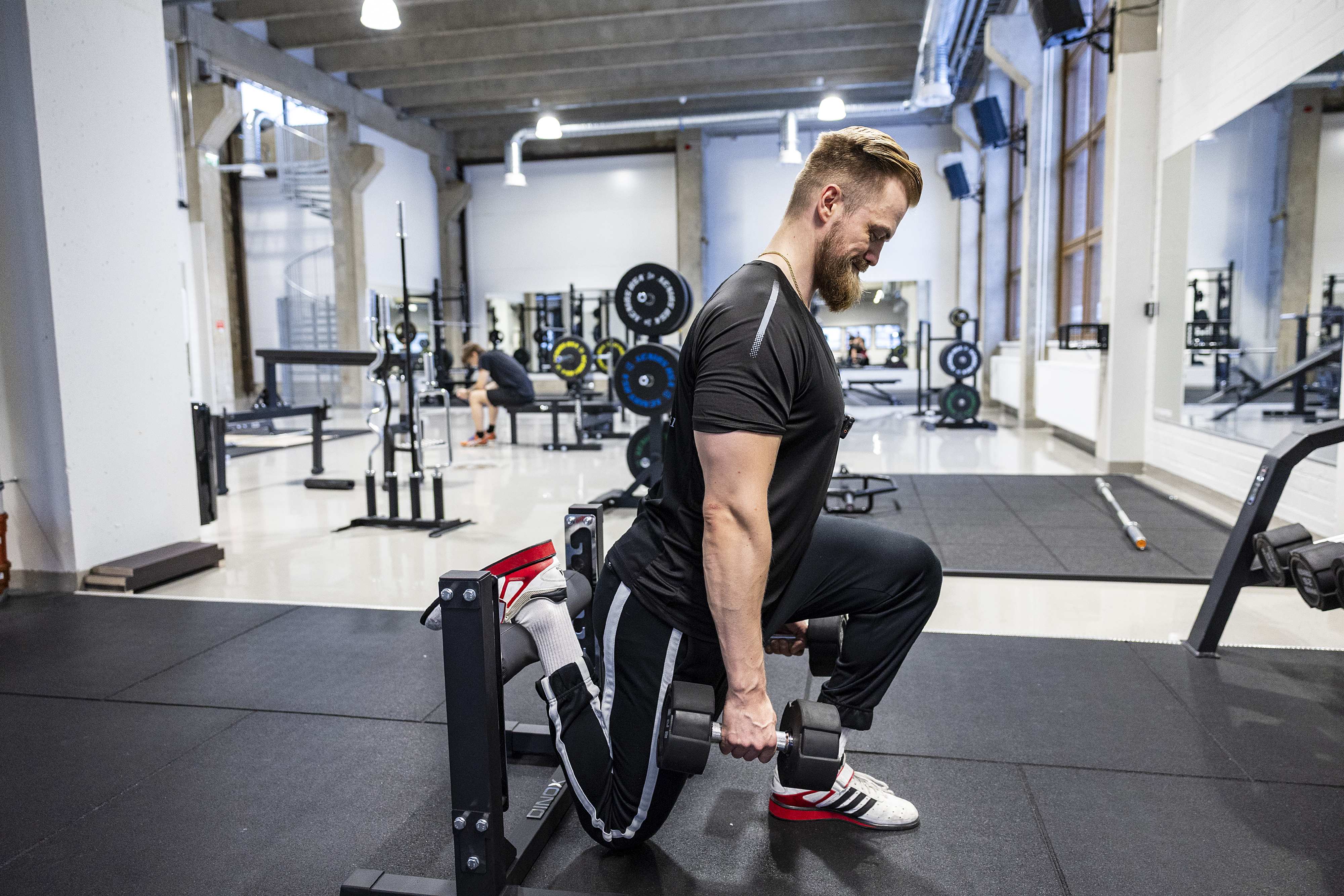 Oululainen personal trainer Matti Nykänen neuvoo kuusi liikettä, joilla saat puhtia pakaroihin – Katso videot