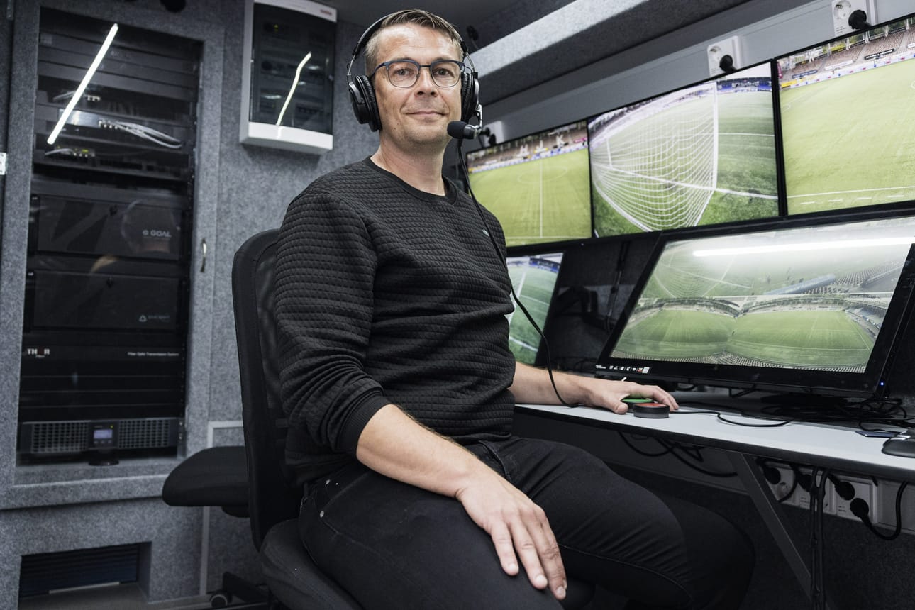 VAR-erotuomareiden kouluttaja Mattias Gestranius istuu VAR-autossa peliä näyttävien ruutujen edessä.