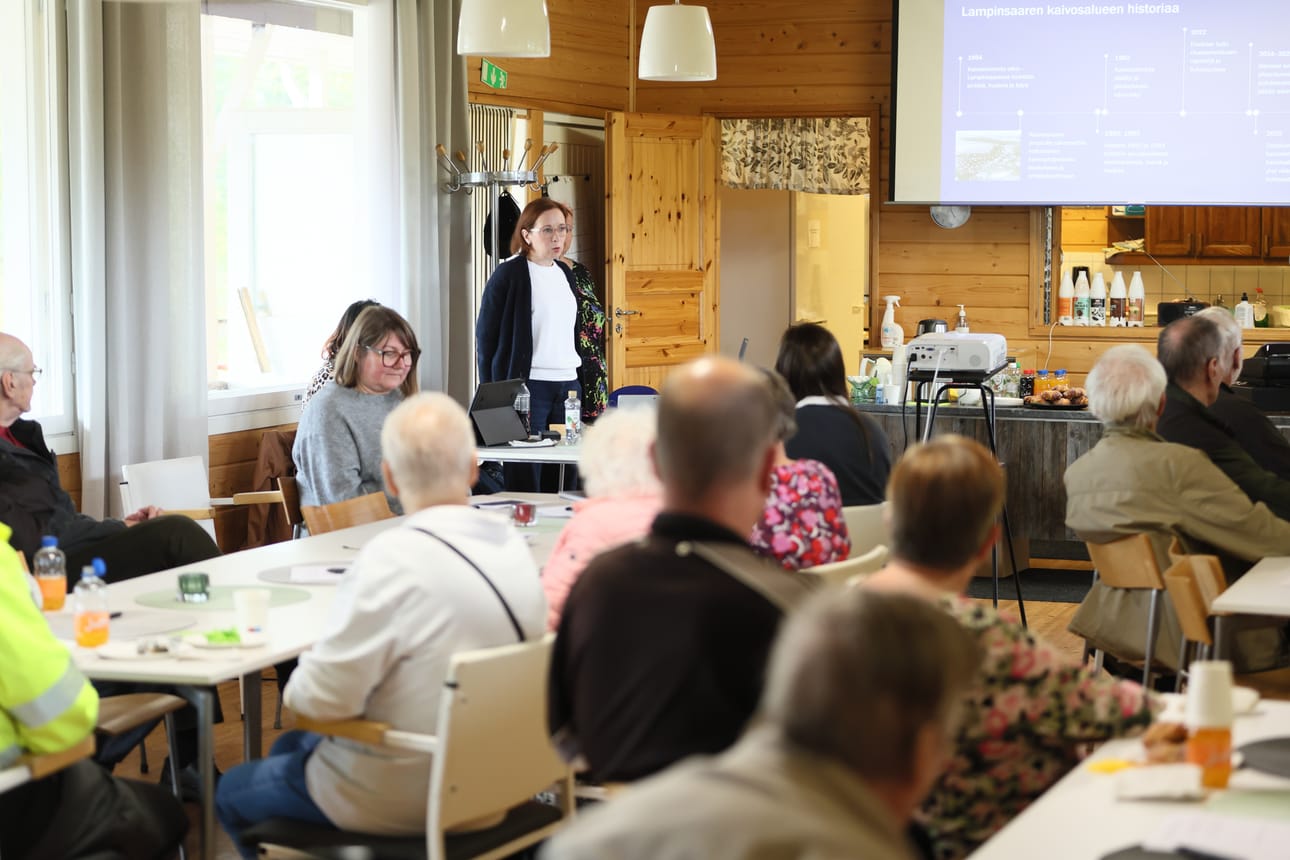 Kirsi Johansson kertoi puheenvuorossaan, että Lampinsaaren kaivosalueelle on tarkoitus lisätä uusia näytteenottopisteitä. Tämä toisi mukanaan entistäkin tarkempia tutkimustuloksia.