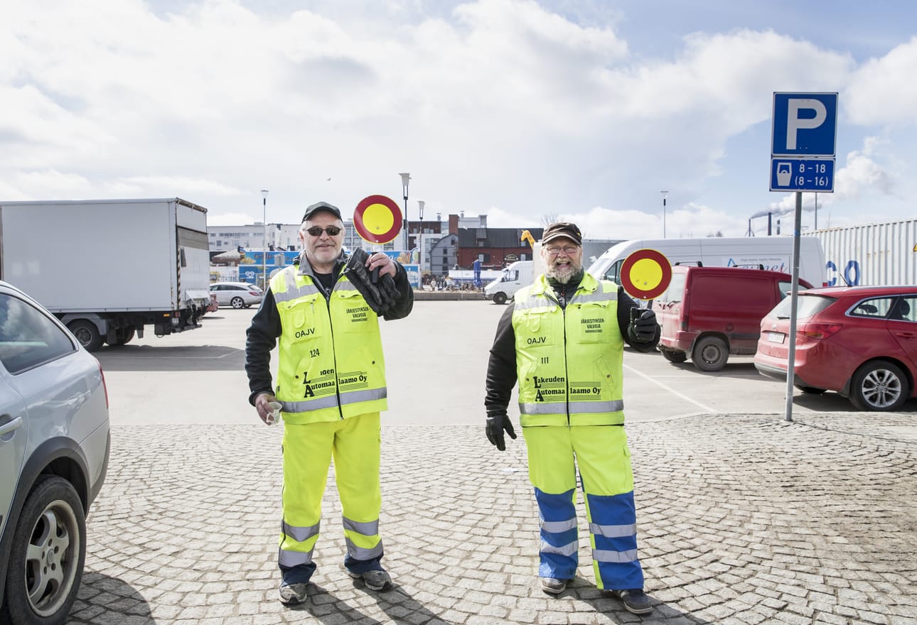 Oulun torin parkkipaikalle ei enää maanantaina autoja päästetty. Kärppien mestaruutta juhlitaan vapunpäivänä kello 16 alkaen.