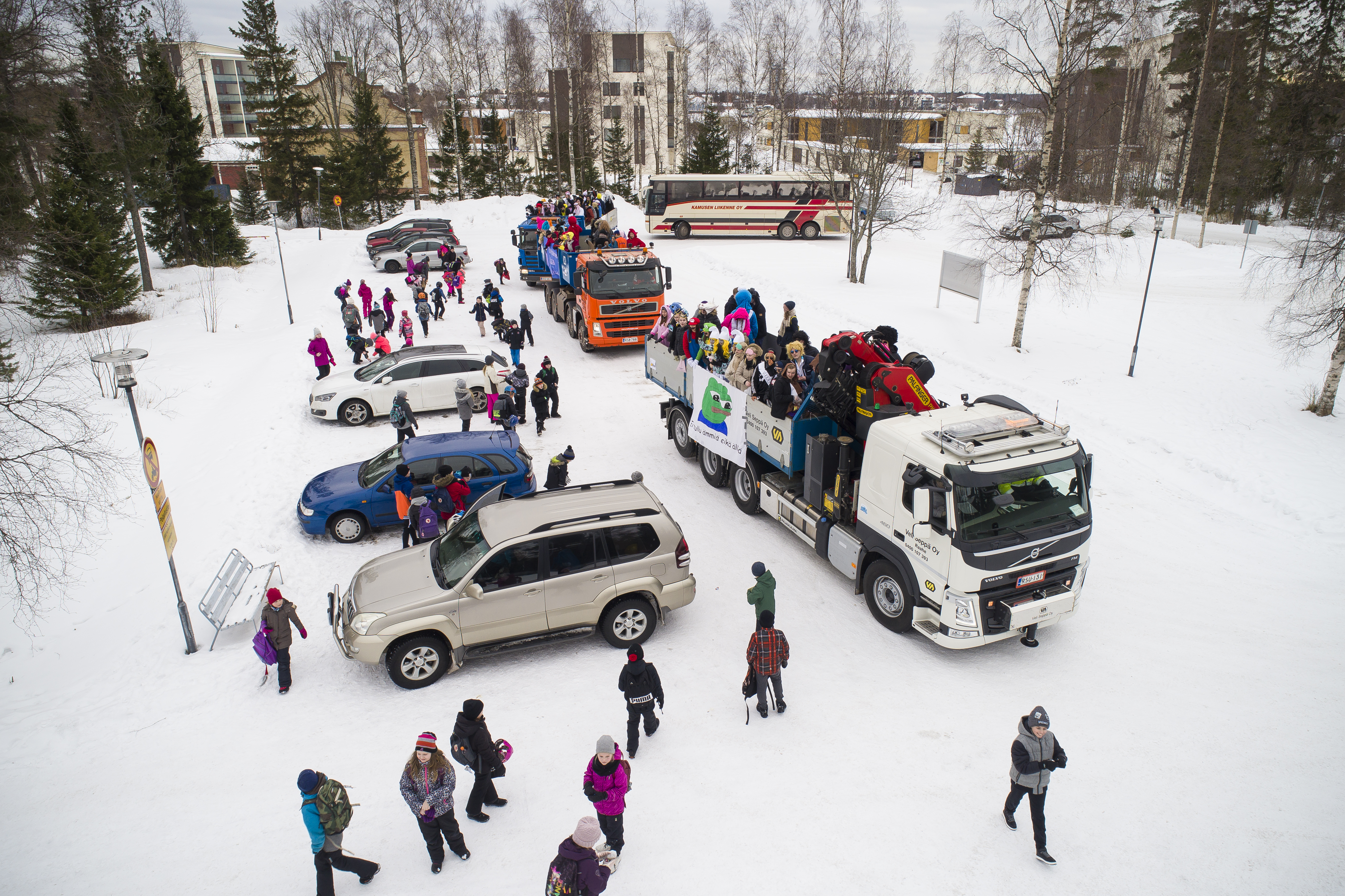 Perinteinen abiajelu pysähtyi Antinkankaan koulun parkkipaikalle.